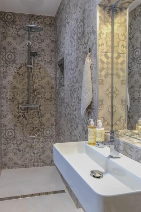 Summer Breeze Apartment, In The Historic Centre Of Apartment *